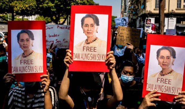 Myanmar, Aung San Suu Kyi in video a processo. 18 manifestanti uccisi