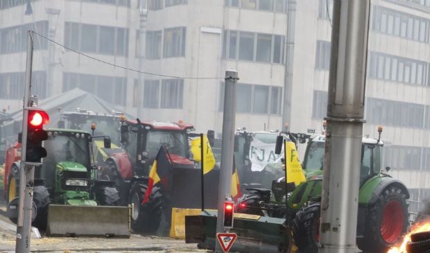Trattori in rivolta a Bruxelles contro la Pac e il Green Deal