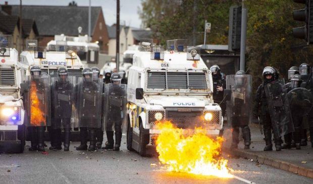 Scontri a Belfast: nuova notte di violenza, feriti oltre 50 poliziotti