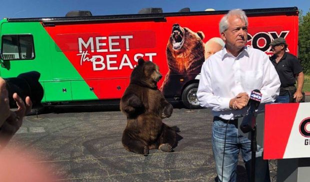 Usa, Political animal: John Cox e l’orso Tag in campagna elettorale