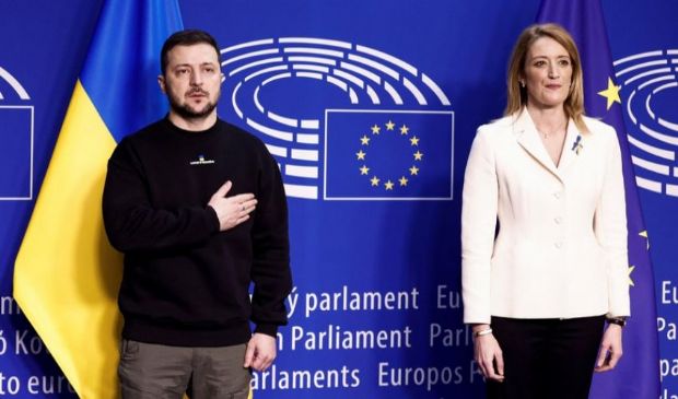 Zelensky al Parlamento Europeo. Quelle scintille tra Meloni e Macron