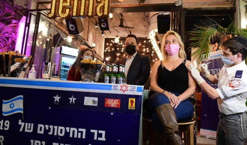 Vaccino Covid e birra gratis, l’iniziativa di Tel Aviv: come funziona