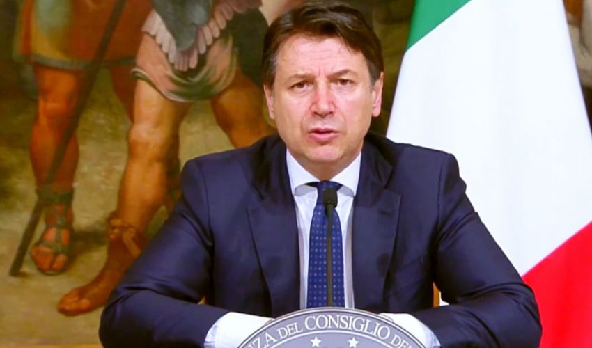 Il premier si autoelogia e fa persino rimpiangere le slide di Renzi