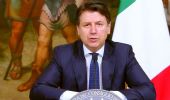 Il premier si autoelogia e fa persino rimpiangere le slide di Renzi