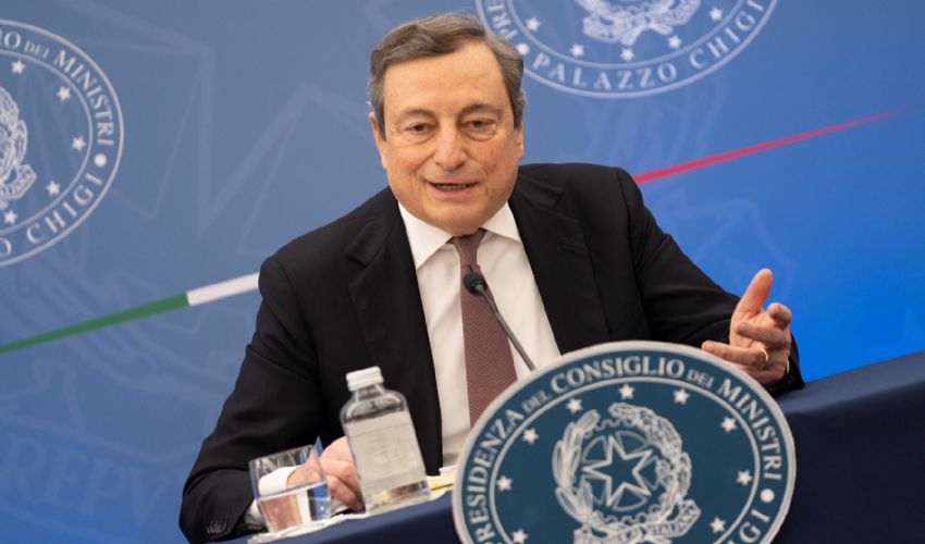 Draghi non parla di Quirinale. Intanto Berlusconi lancia l’ultimatum