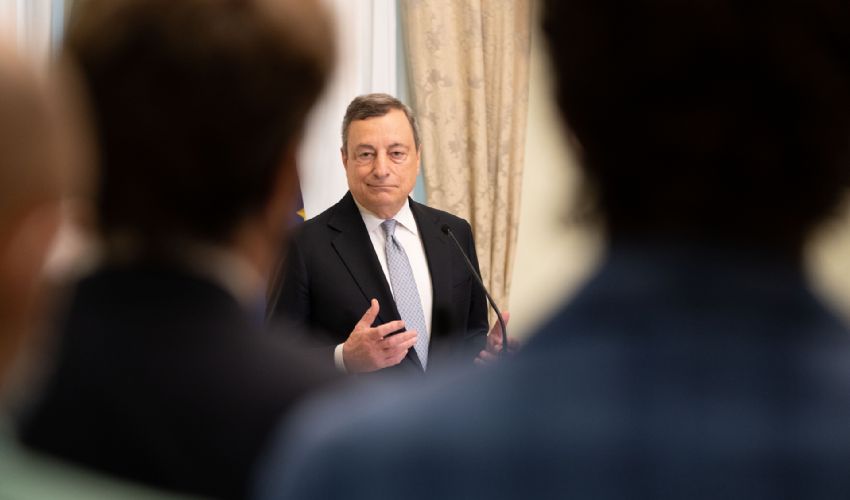 Draghi che agli italiani non si stanca di dire: “Vaccinatevi”