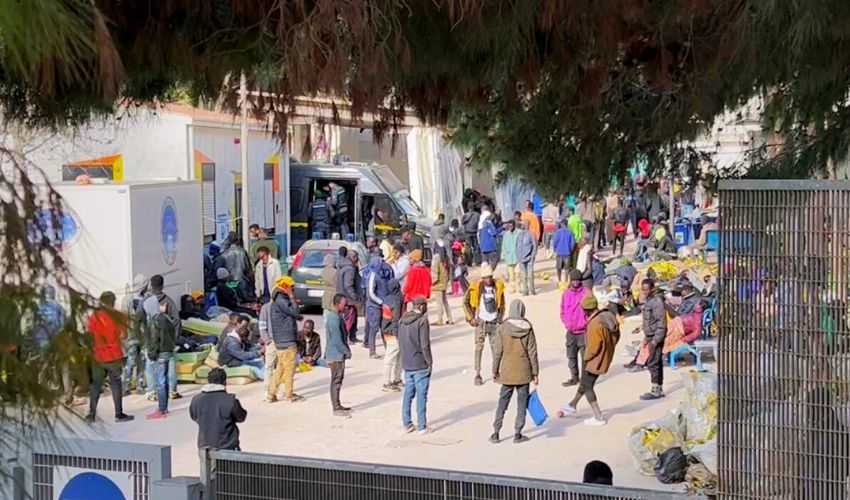 Migranti a Lampedusa: sbarchi incessanti e tensioni crescenti