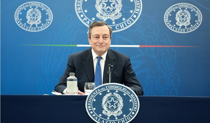Riaperture, la strategia di Draghi: graduali, all’aperto, meno rigide
