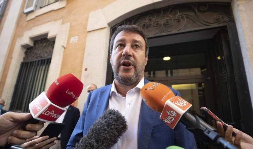 Ultimatum di Salvini al governo sugli sbarchi: stop o sarà un problema