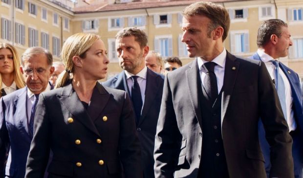 Meloni-Macron, accordo sui migranti dopo i funerali di Napolitano