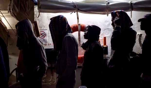 L’Ue avverte l’Italia sui migranti: “Garantire procedure di asilo”