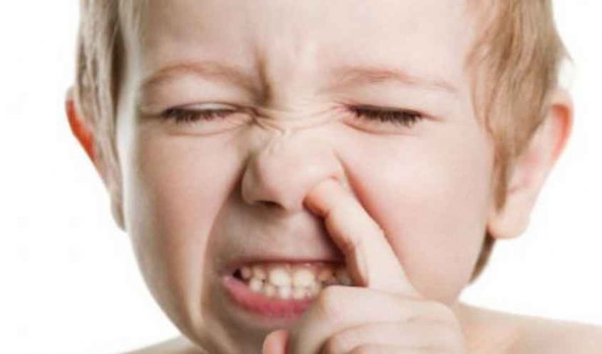 Infilare le dita nel naso: fa bene alla salute, è antistress e pulisce