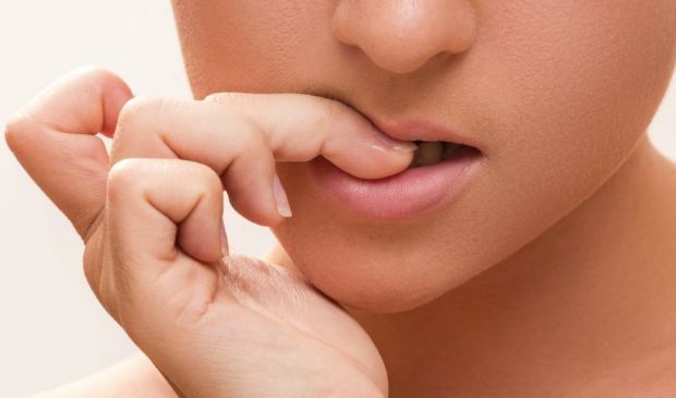 Mangiarsi le unghie: rimedi onicofagia, come smettere, fa male