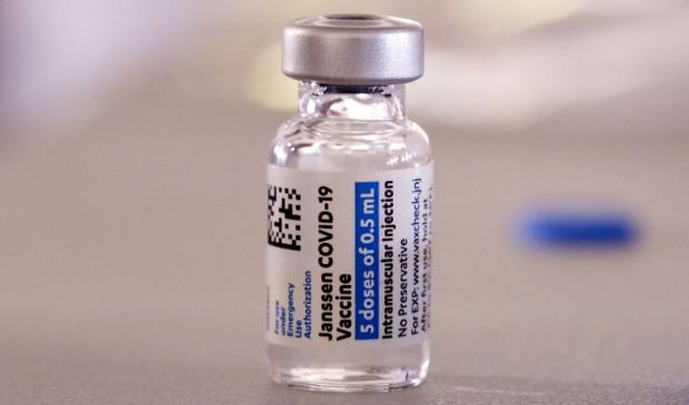 Vaccino J&J: gli Usa chiedono più tempo, resta lo stop alle dosi