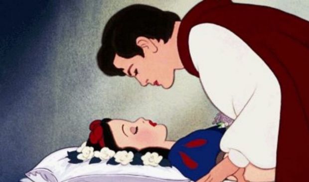 Biancaneve, il Principe e il bacio “non consensuale”: è polemica 