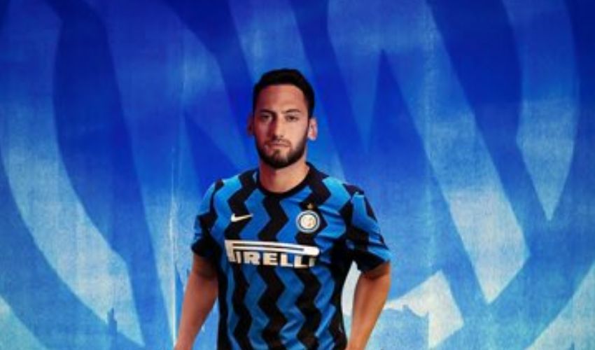Calhanoglu all’Inter, l’eterno tradimento del calcio di una volta