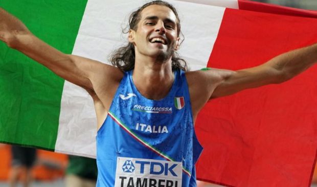 Tamberi vince l’oro e dedica la medaglia all’ex allenatore-papà