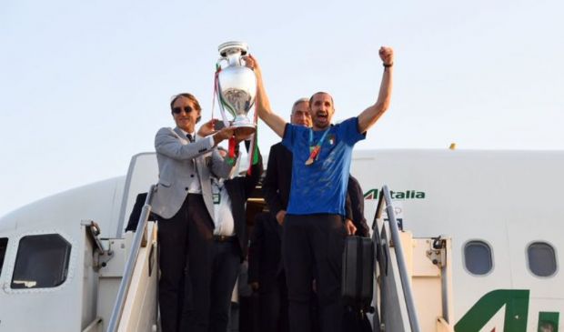 L’Italia campione d’Europa torna a Roma con la coppa “siamo leggende”