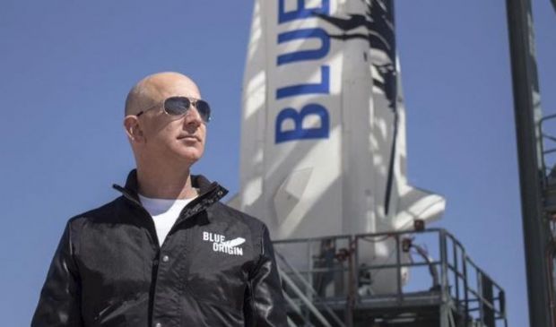 Bezos, passeggero numero 1 su Blue Origin. Pronto il viaggio spaziale