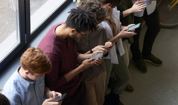 Effetto camaleonte: quando guardare lo smartphone è “contagioso”