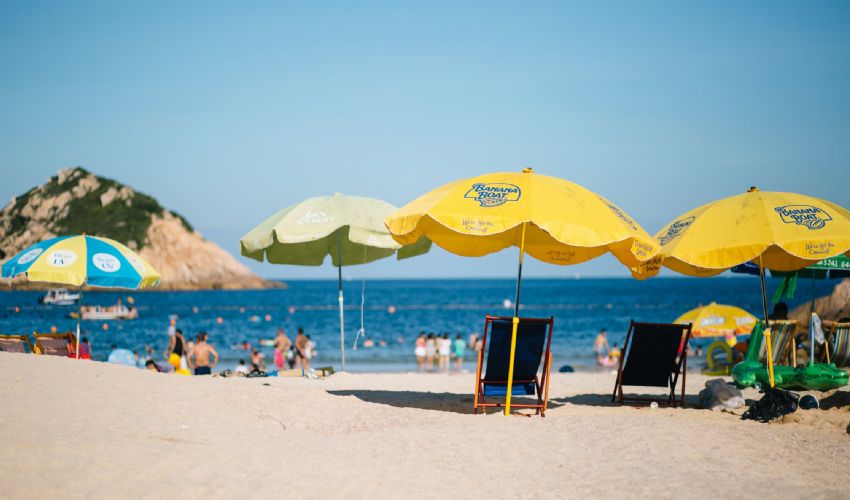 Spiagge aperte dal 1° maggio: come, quando e chi riapre gli ombrelloni