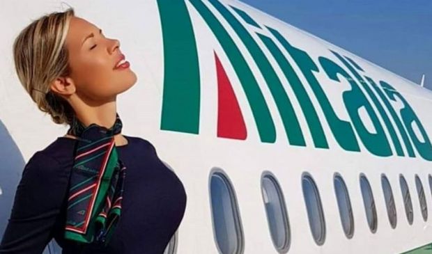 In volo con Laura d’Amore, la hostess (italiana) più bella al mondo