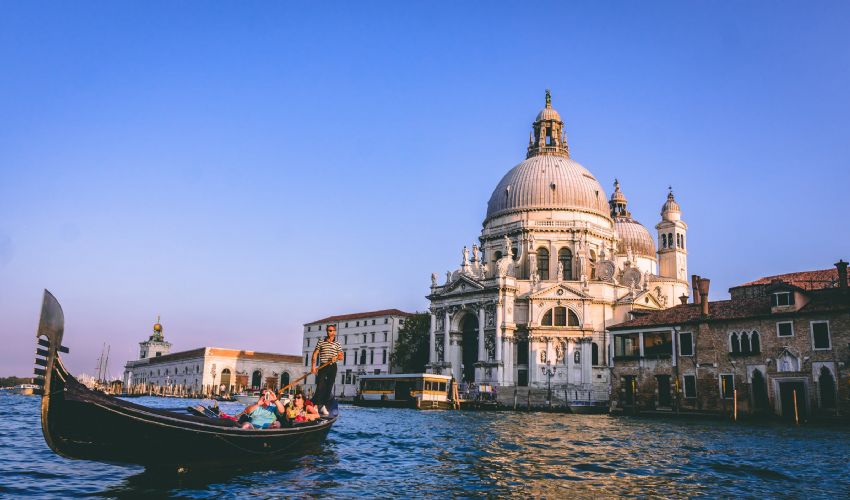 Venezia diventa a numero chiuso: turisti limitati e no grandi navi