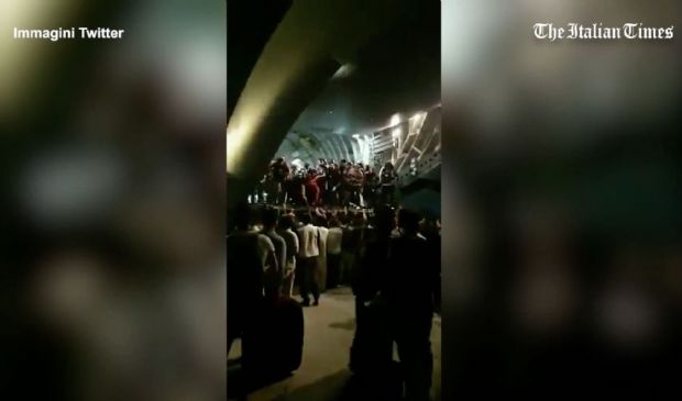 Afghanistan, volo d’evacuazione Kabul: folla si arrampica sull’aereo
